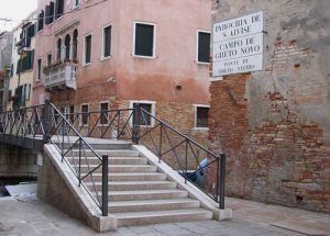 Die Brücke ins Ghetto Vecchio in Venedig. Das Haus rechts nach der Brücke war die Grundschule von Lia Finzi